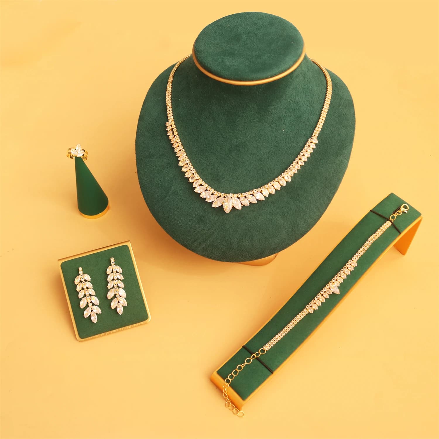 Set di Gioielli Eleganti da Sposa: Collana, Orecchini, Bracciali e Anelli - 4 Pezzi per Matrimoni e Feste