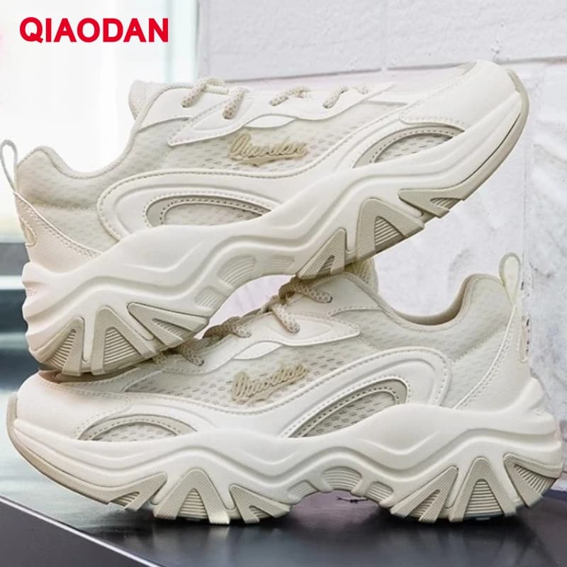 Scarpe da passeggio da donna QIAODAN casual 2026 leggere sportive da corsa con rialzo in mesh traspirante QXL042252423R