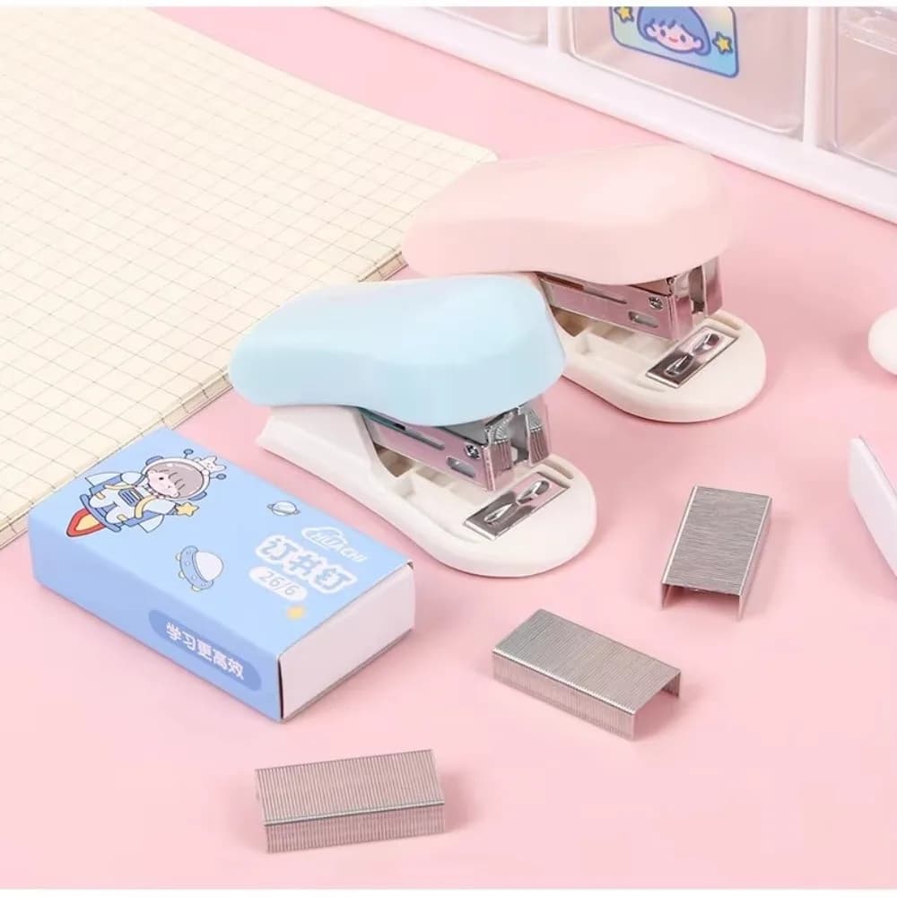 Mini cucitrice dal design simpatico cartone animato Macaron Color rilegatrice di piccole dimensioni con graffette Comoda cucitrice per studenti regalo