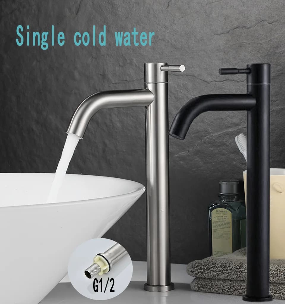 Un rubinetto per lavabo in acciaio inox. Singolo acqua fredda, bagno pubblico da 1/2 pollice. Balcone bagno