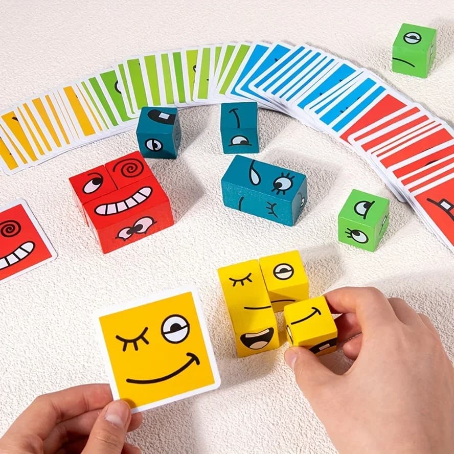 Gioco Interattivo Familiare Puzzle in Legno con Cubi Cambia-Faccia per 4 Giocatori