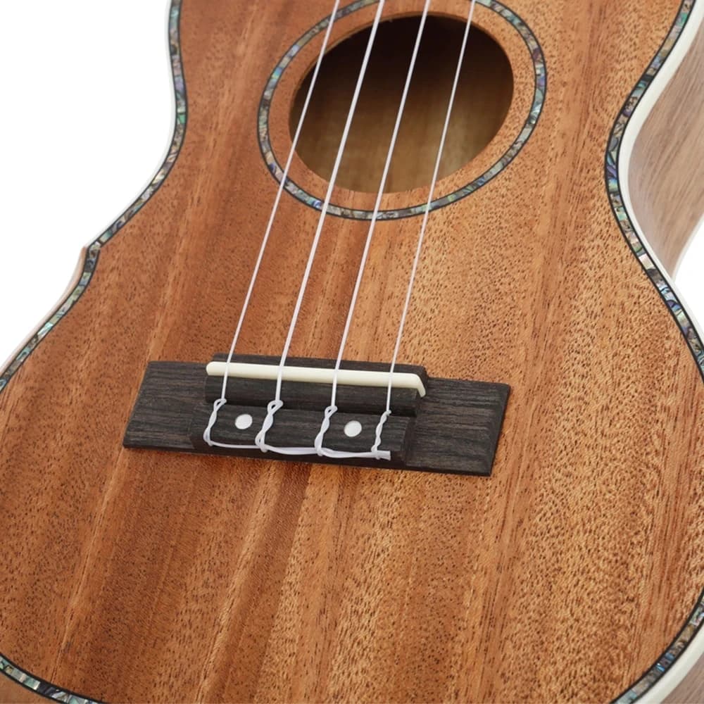 Ukulele da 23 pollici Chitarra hawaiana Corpo in mogano Guitarra Ukulele 4 corde Ukulele con cinghia sintonizzatore Capotasto Corde Parti