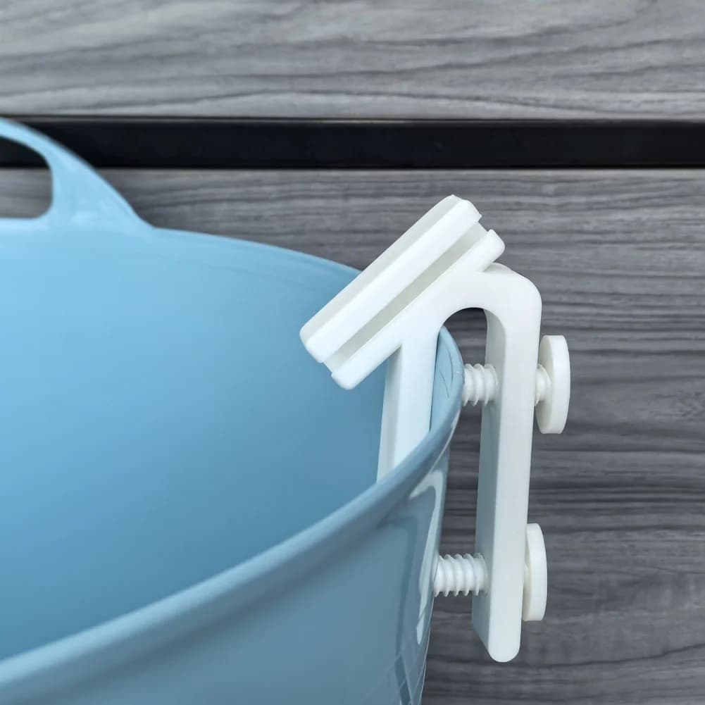 Flexible hose clip with bucket edge for garden and aquarium organization, compact size and read for easy installation