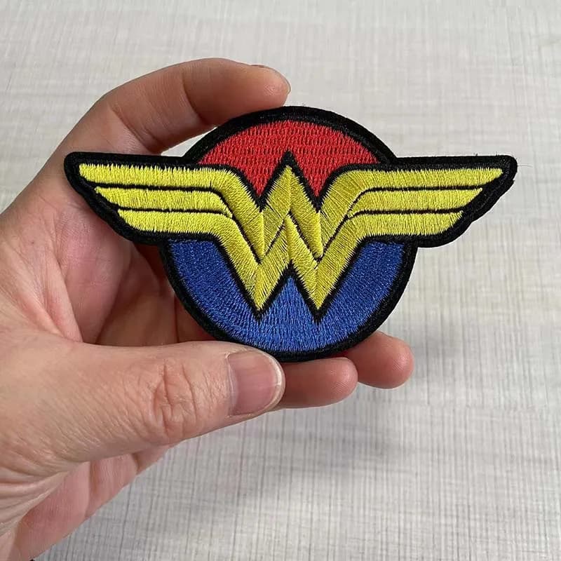 W Lettera dell'alfabeto Emblema ricamato Patch Applique Badge Termoadesivi su toppe Adesivi per trasferimento di calore per magliette, zaini, abbigliamento