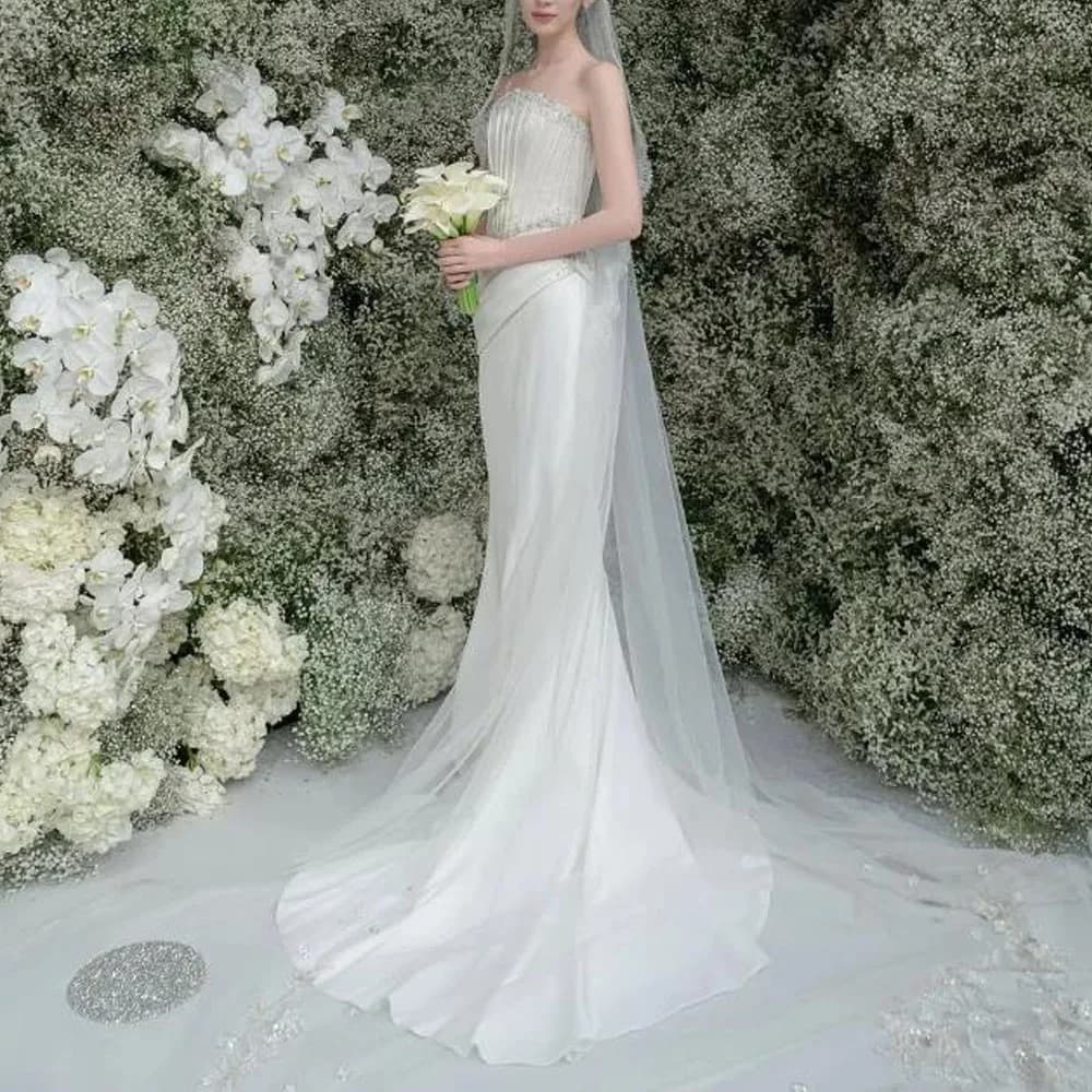 Abito da sposa con corsetto a sirena senza spalline personalizzato Abito da sposa in raso con pieghe di perline Abiti da sposa lunghi bianchi aderenti