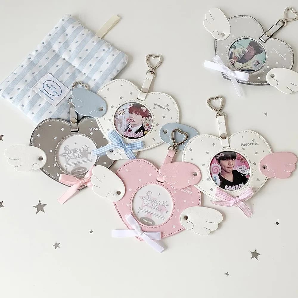 Porta Fotocard Coreano a Forma di Cuore con Ali, Custodia in PU per Mini Photocard, Ciondolo Portafoto, Protezione per Card di Idoli, Espositore per Fotocard di Idoli
