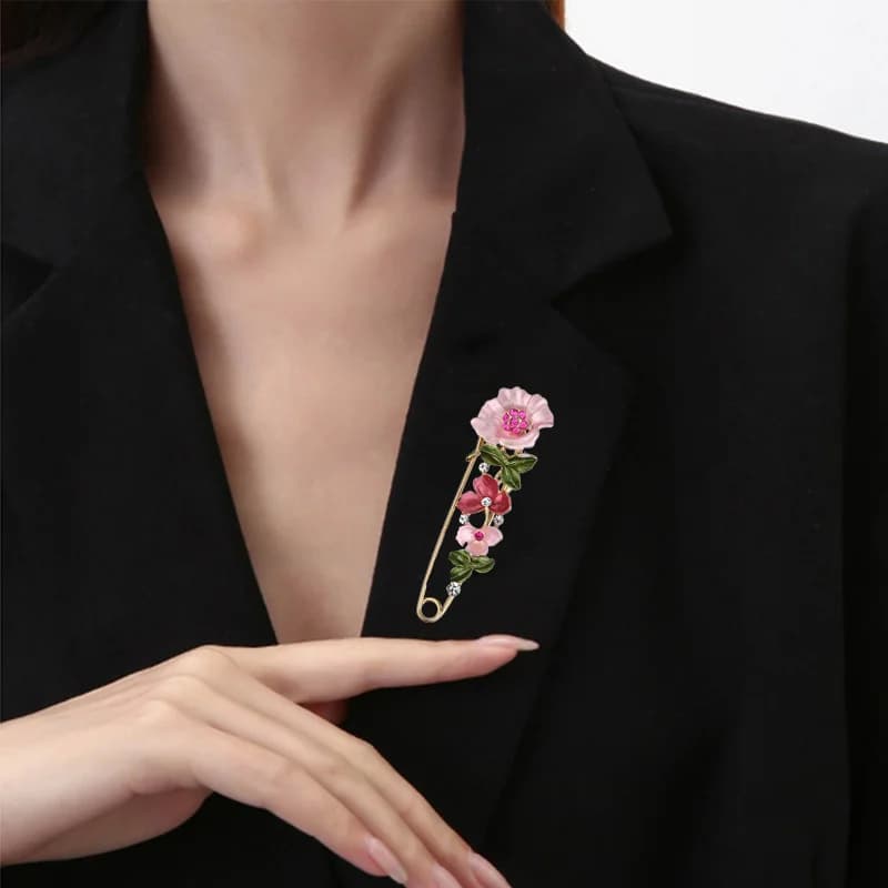 Spille personalizzate con strass a forma di fiore Spille in metallo da donna Abiti alla moda e versatili Accessori per sciarpe Spilla anti-esposizione