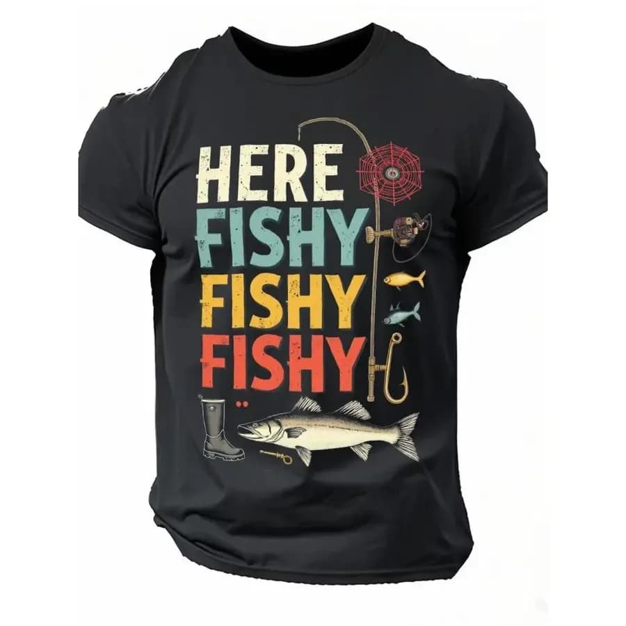La maglietta nera a tema pesca presenta una stampa verticale con la scritta 'Here Fishy' in testo colorato, illustrazioni di attrezzatura da pesca I