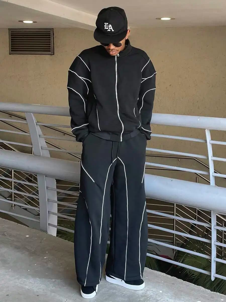 Tuta Sportiva Minimalista da Uomo Nera con Zip Frontale e Strisce Bianche, Abbigliamento Casual Sportivo