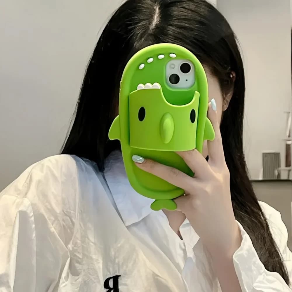 Custodia per telefono con pantofole di squalo verde e creativo adatta per iPhone 16 15 14 13 12 11 XSMax XR Pro Max custodia protettiva in silicone