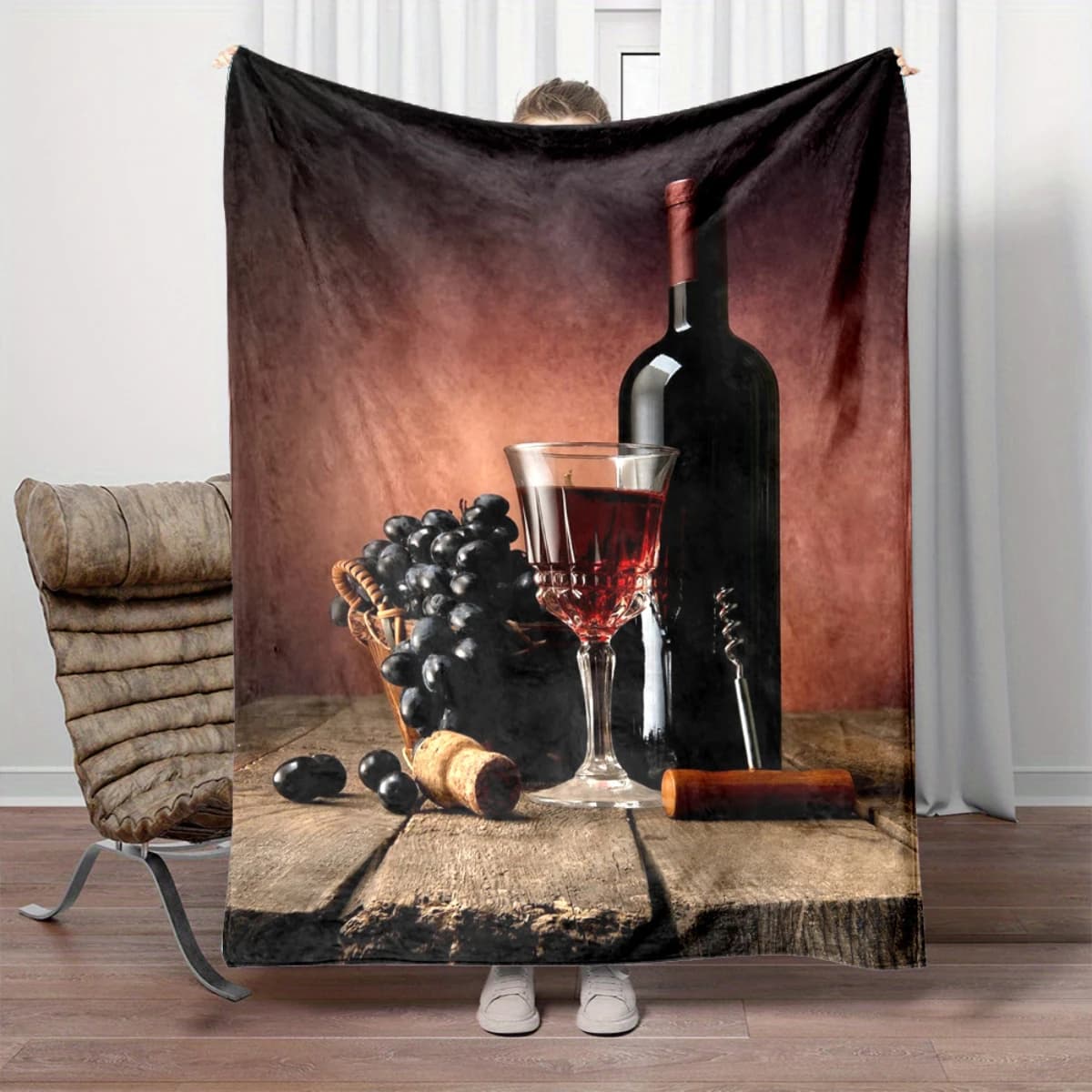 Vino e bicchiere da vino su un tavolo in legno con coperta di flanella: letto, divano, ufficio, viaggio, regalo, decorazione, sedia, accogliente