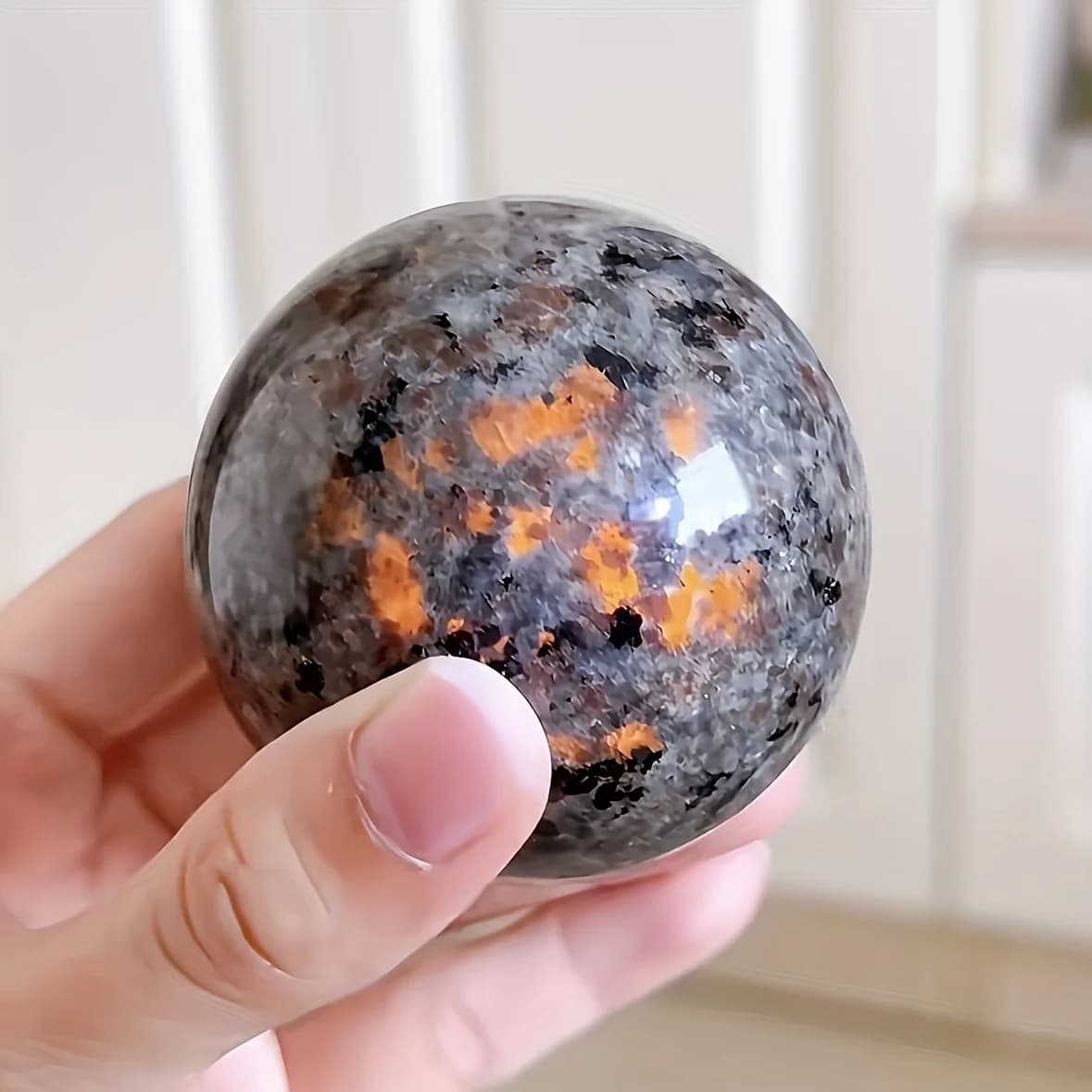 Ornamento con sfera di cristallo di pietra di fiamma naturale - Sfera di sodalite Yooperlite reattiva dai raggi UV - Lucido artigianale per la meditazione domestica