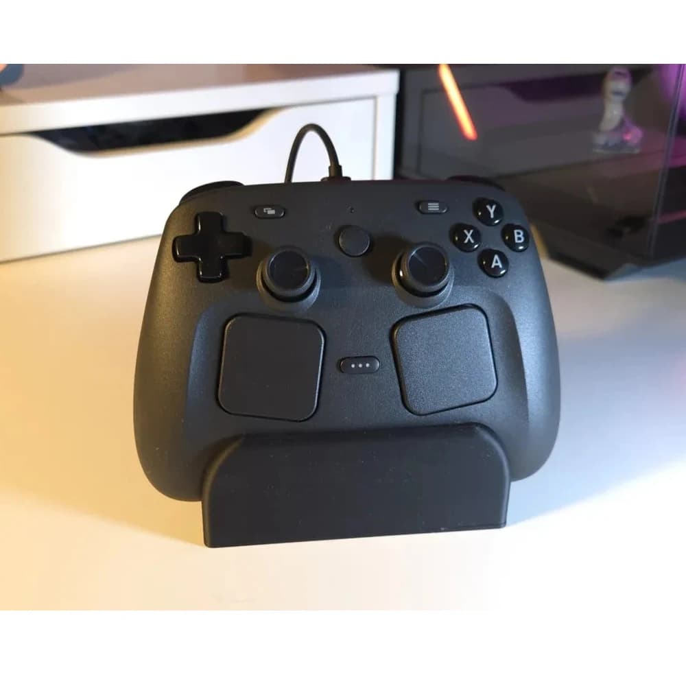 Supporto Verticale da Tavolo per Controller Steam 2026, Stampato in 3D in PLA+, con Gestione Cavi e Supporto per Ricarica Wireless