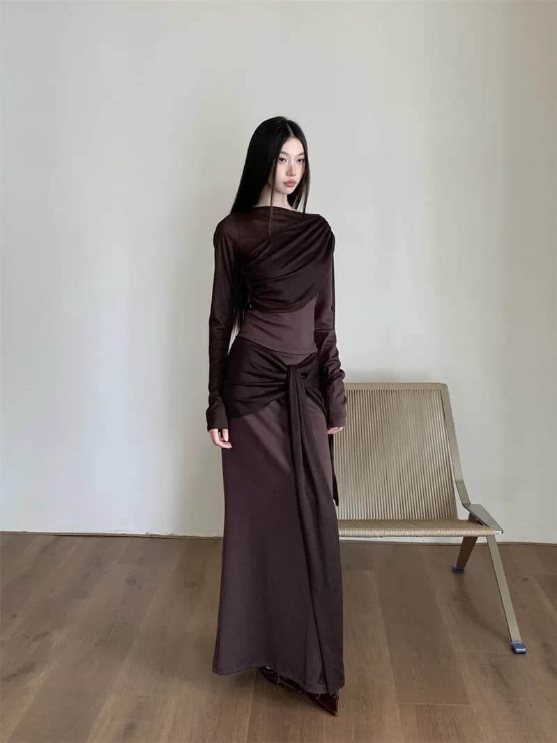 Completo in maglia patchwork Ele con top plissettato snellente e gonna lunga avvolgente di Honey Peach Auntie Autunno 2025 Hanfu