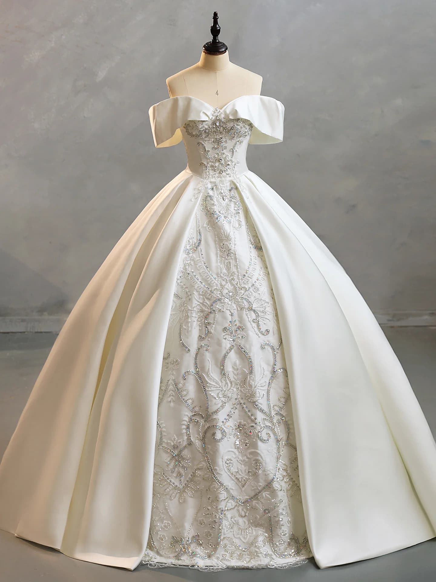 Bridal dress in satin with elaborate embroideries, mono shoulder, for strong sizes, long elegant skirt