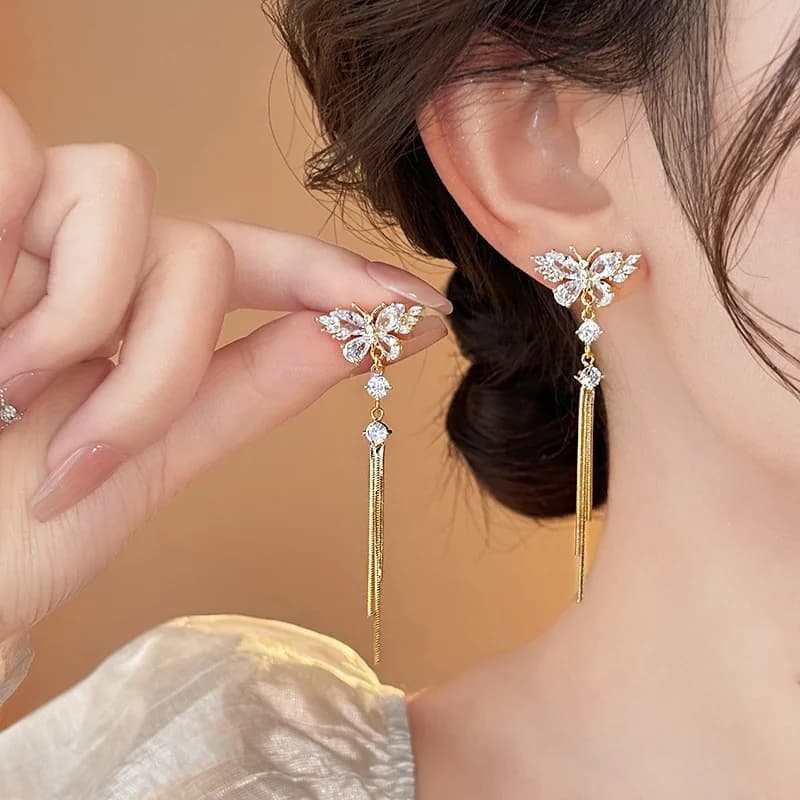 Orecchini lunghi con nappa a farfalla con strass dorati per le donne Orecchini di cristallo lucidi eleganti di lusso Gioielli per banchetti per feste di nozze