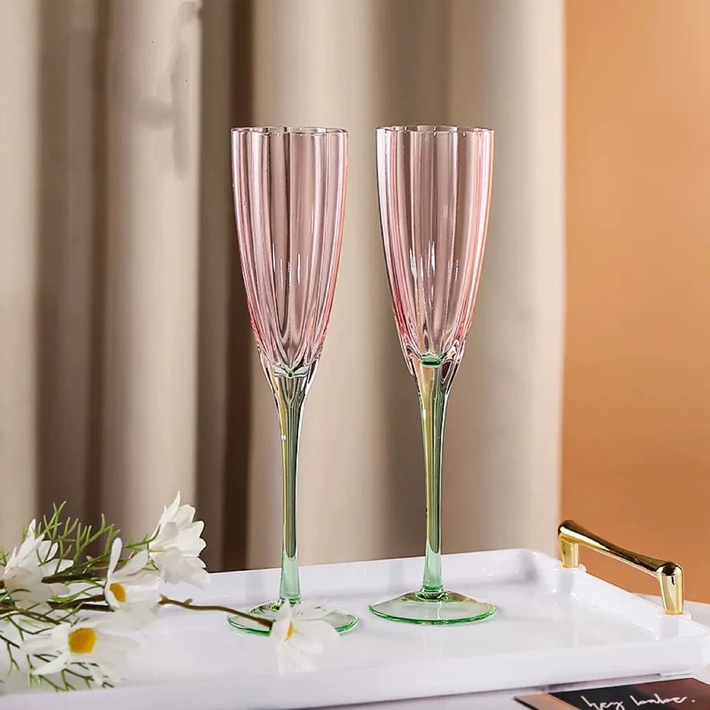 Bicchieri da vino creativi a forma di petalo Flauti da champagne di lusso a colori contrastanti Uso domestico e alberghiero Vetreria con gambo squisito