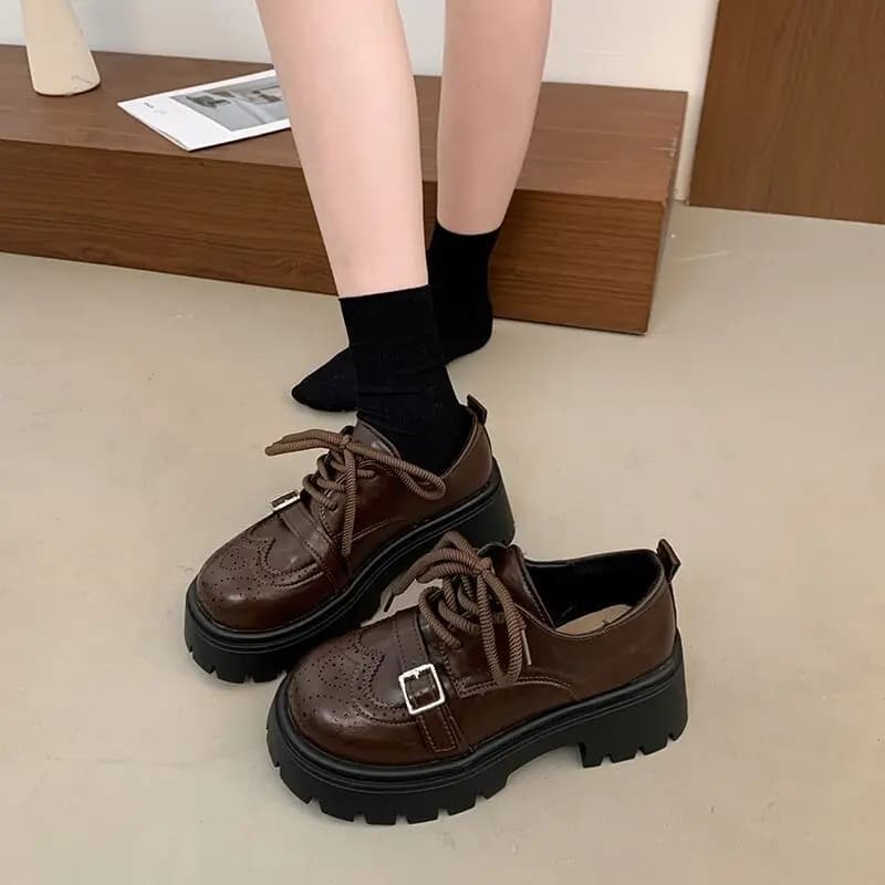 Nuove Scarpe Casual da Donna 2026 Stile Britannico con Fibbia, Mocassini Brogue con Plateau e Tacco Medio, Nere con Lacci