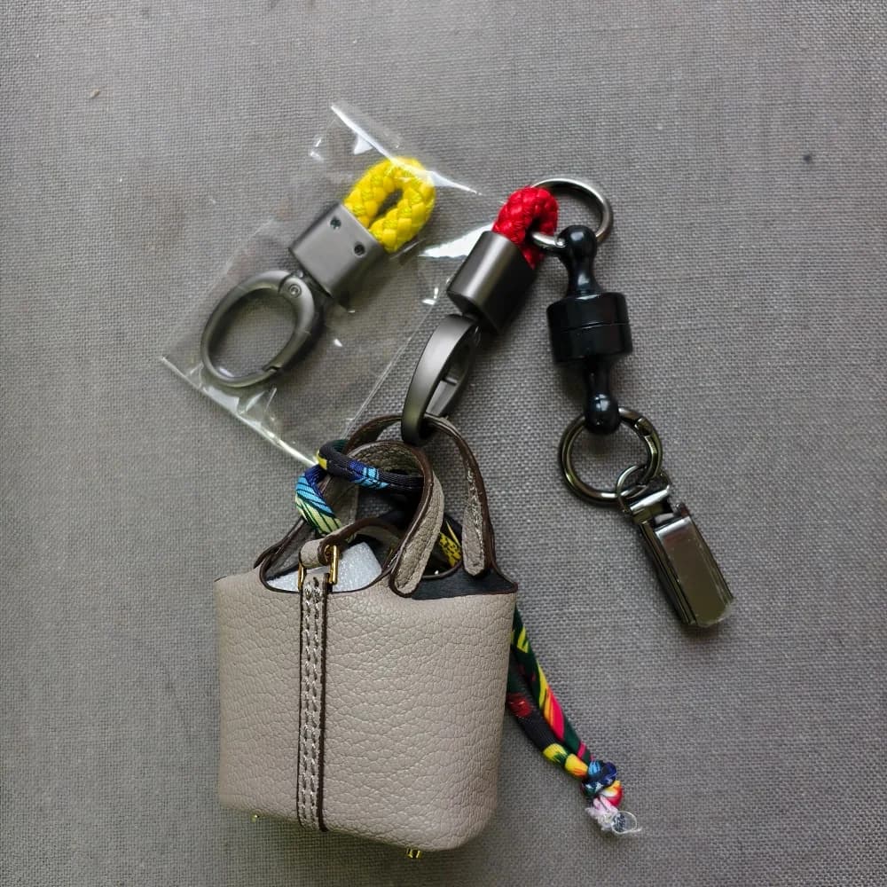 Portachiavi magnetico elastico per auto, supporto per putter, accessorio da golf.