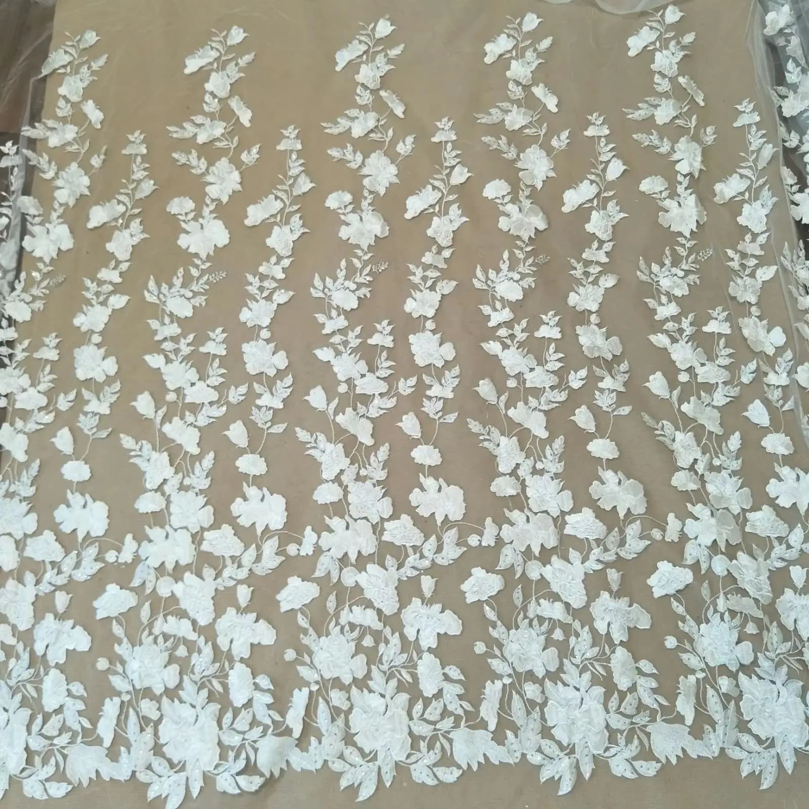 Abito da Sposa Off-White con Paillettes, Motivo Floreale, Tessuto in Pizzo, Venduto a Metro