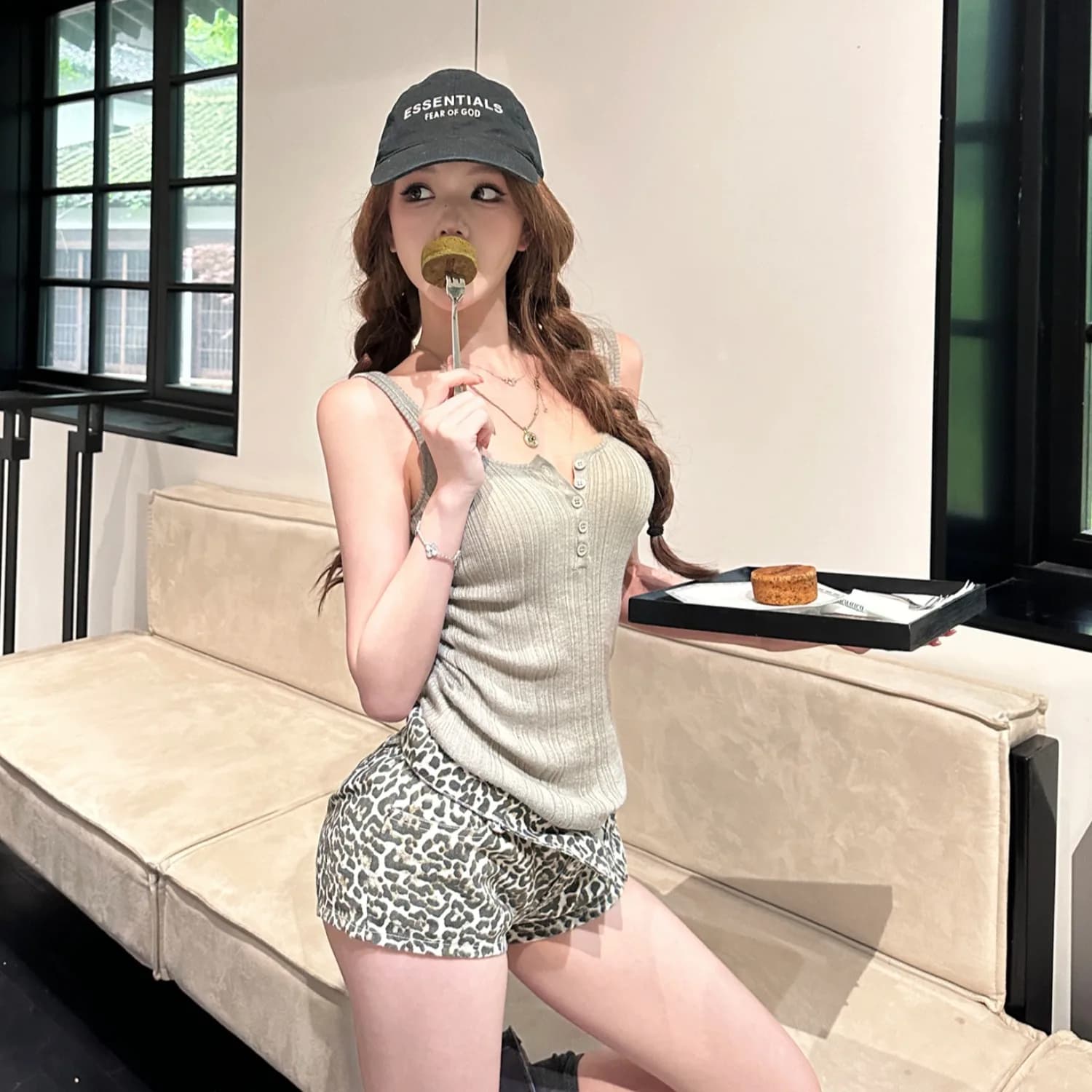 Completo Estivo Casual da Donna: Top Senza Maniche a Vita Bassa in Maglia e Pantaloncini Slim Fit con Stampa Leopardata