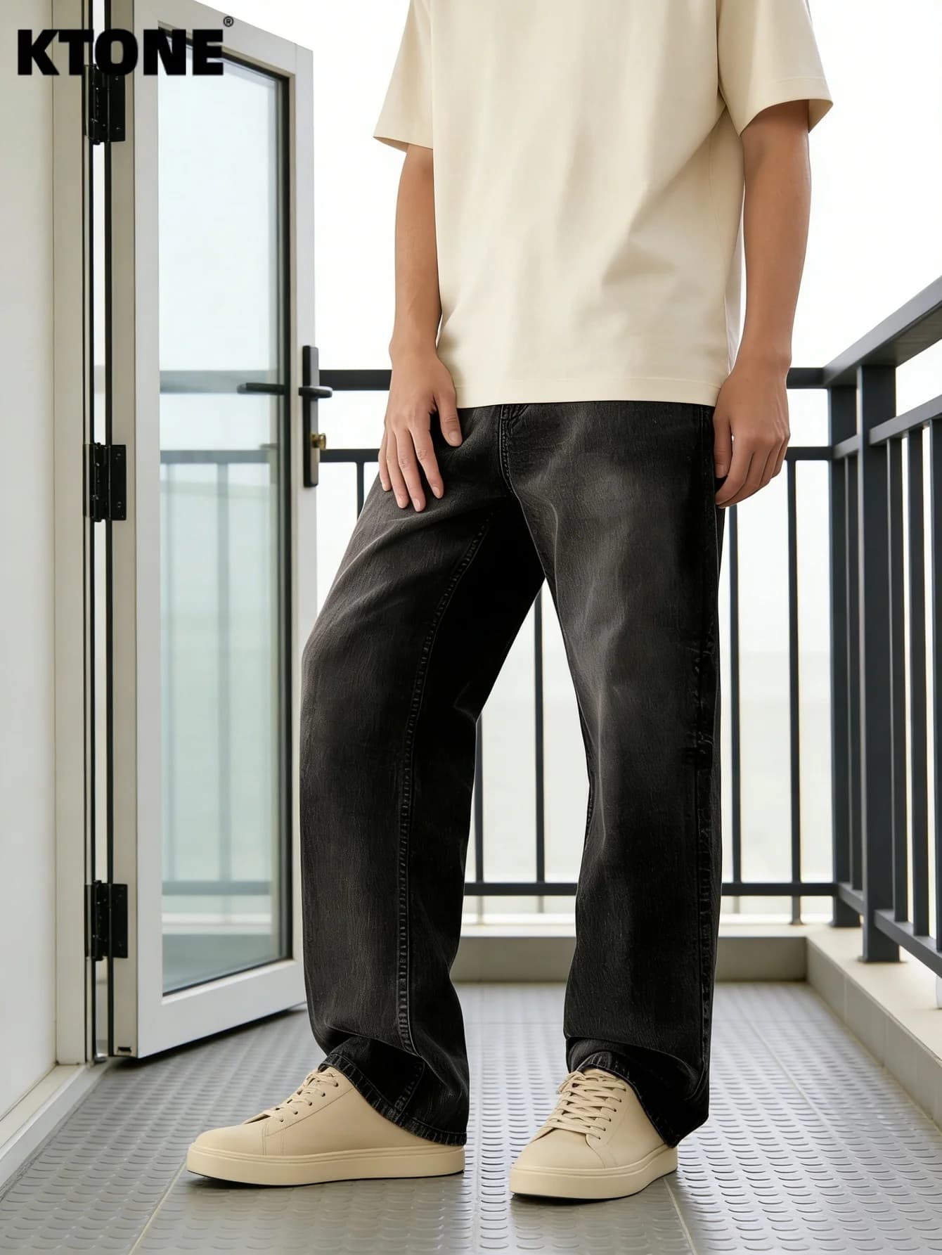 Jeans neri baggy unisex stile Y2K per uomo, senza accessori o cinture incluse.
