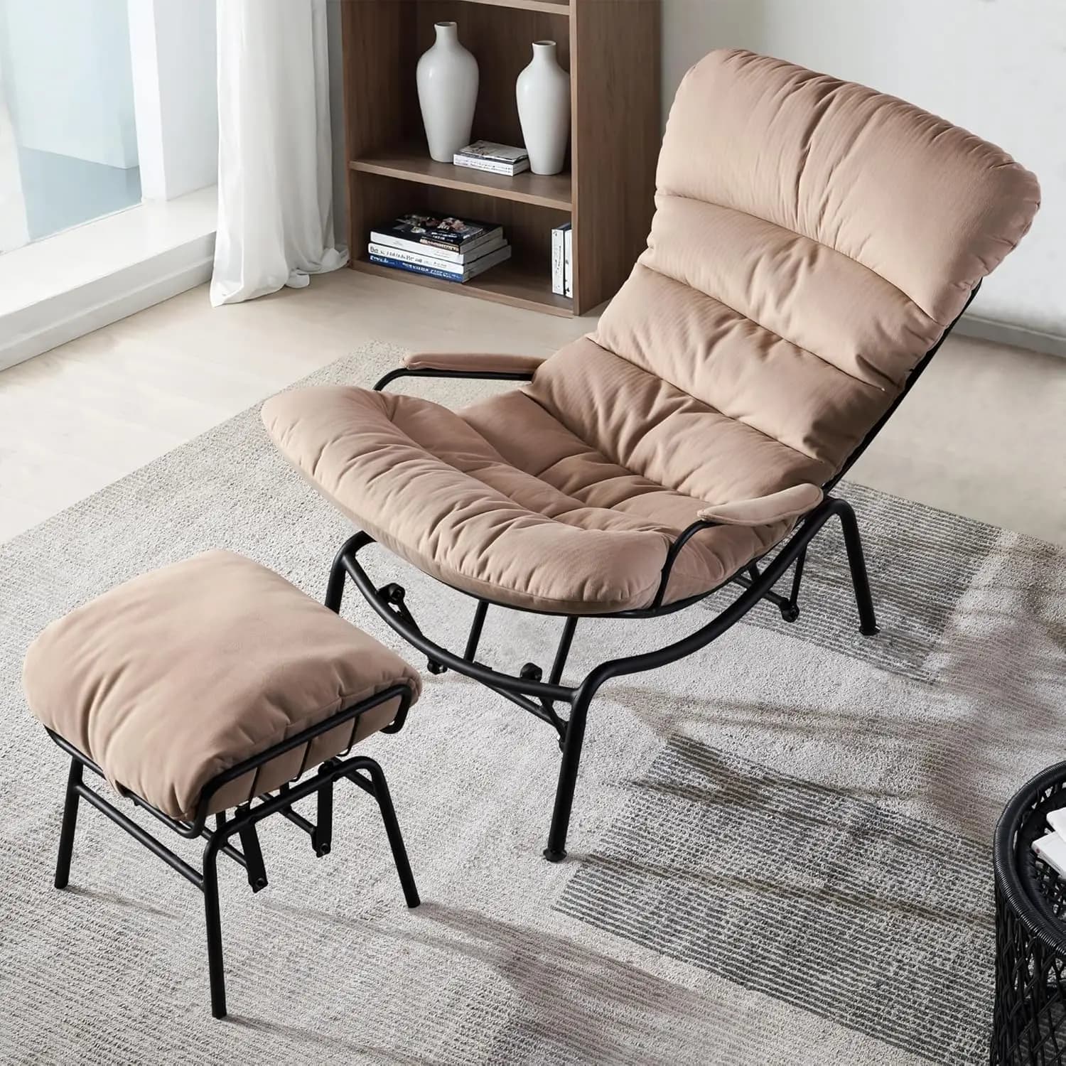 Poltrona a Dondolo Reclinabile in Velluto Beige con Poggiapiedi, Cuscino Confortevole per Soggiorno, Camera da Letto, Ufficio, Personalizzabile