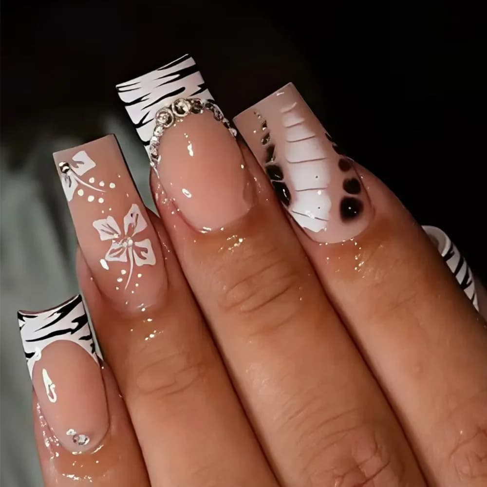 24 pieces of nail decorations with black and white cow pattern, french style, with cute flowers and black and white turtle pattern, with rhinestones.