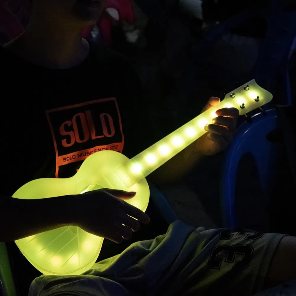 Strumento per chitarra portatile a 4 corde UKulele luminoso per bambini da 23 pollici per bambini Pick strumenti a corda Mini chitarre