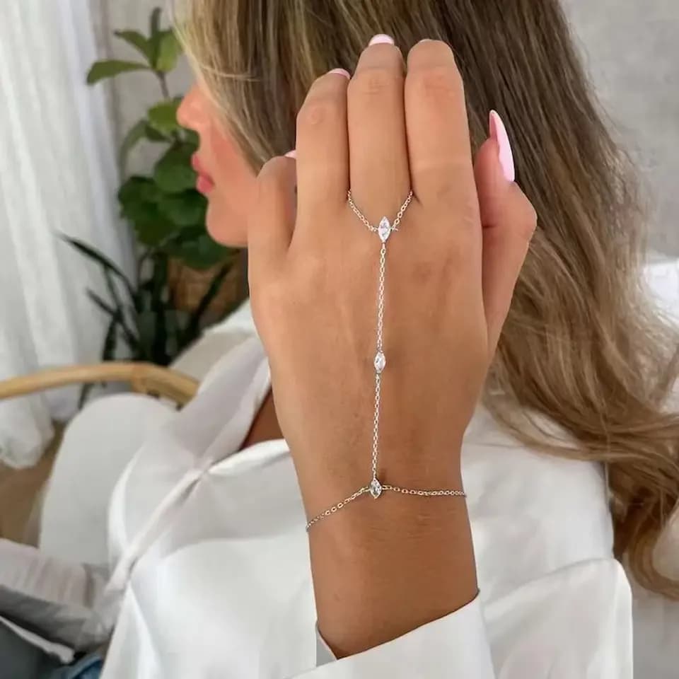 Bracciale con Cristalli di Zirconia per Feste 2025, Catena Sottile con Strass per Donne, Accessorio Gioiello da Dito, Regalo