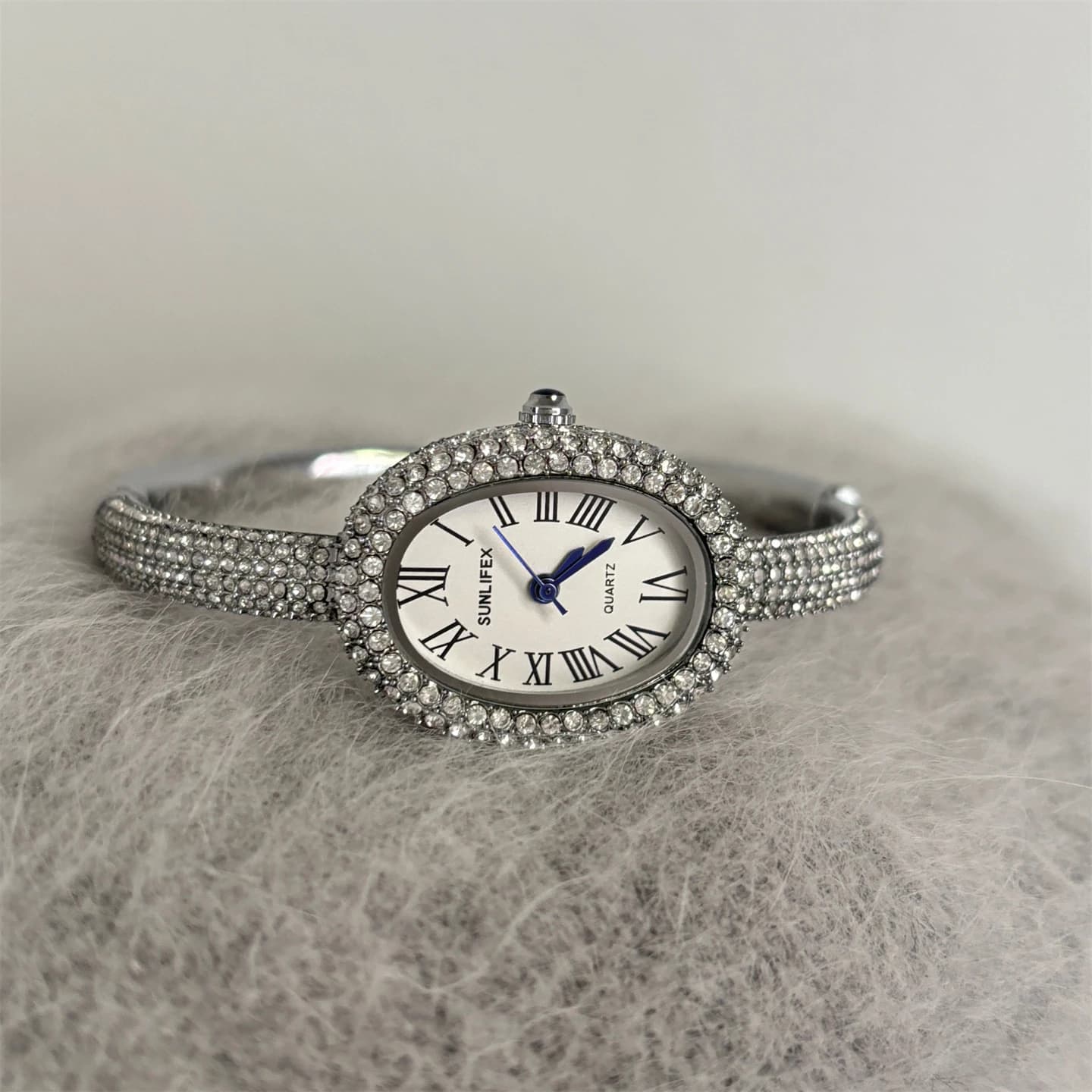 Bracelet watch for women, light luxury, exquisite, white, vintage quartz watch, ladies designer watch, elegant ladies watch