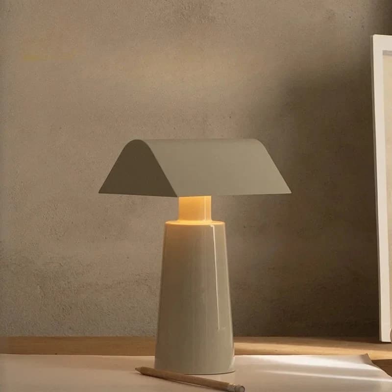 2025 Caret danese MF1 Lampada da tavolo con ricarica wireless piramidale con interruttore tattile Atmosfera da campeggio Luci da scrivania portatili Letto da camera da letto
