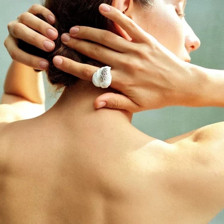 Un lusso leggero e di fascia alta, un bocciolo di fiore in fiore e un anello versatile