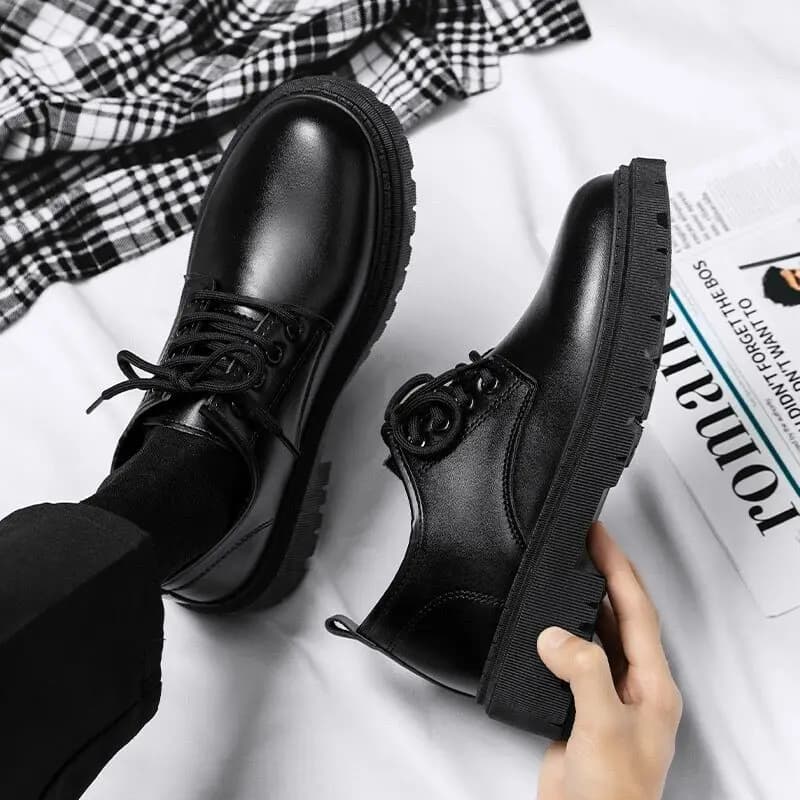 Nuove scarpe traspiranti da uomo Calzature in pelle impermeabili nere Sneakers versatili alla moda con suola spessa Scarpe da tavolo maschili comfort casual