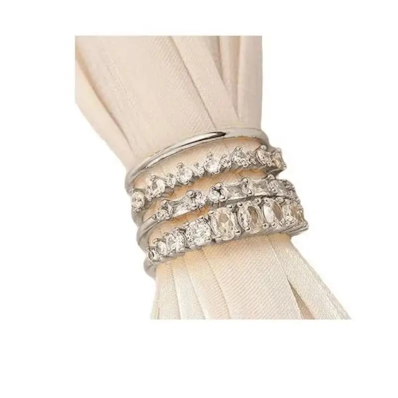 Anello geometrico di lusso leggero e di alta gamma, anelli da donna alla moda e brillanti, set di quattro pezzi, stile fidanzamento e matrimonio