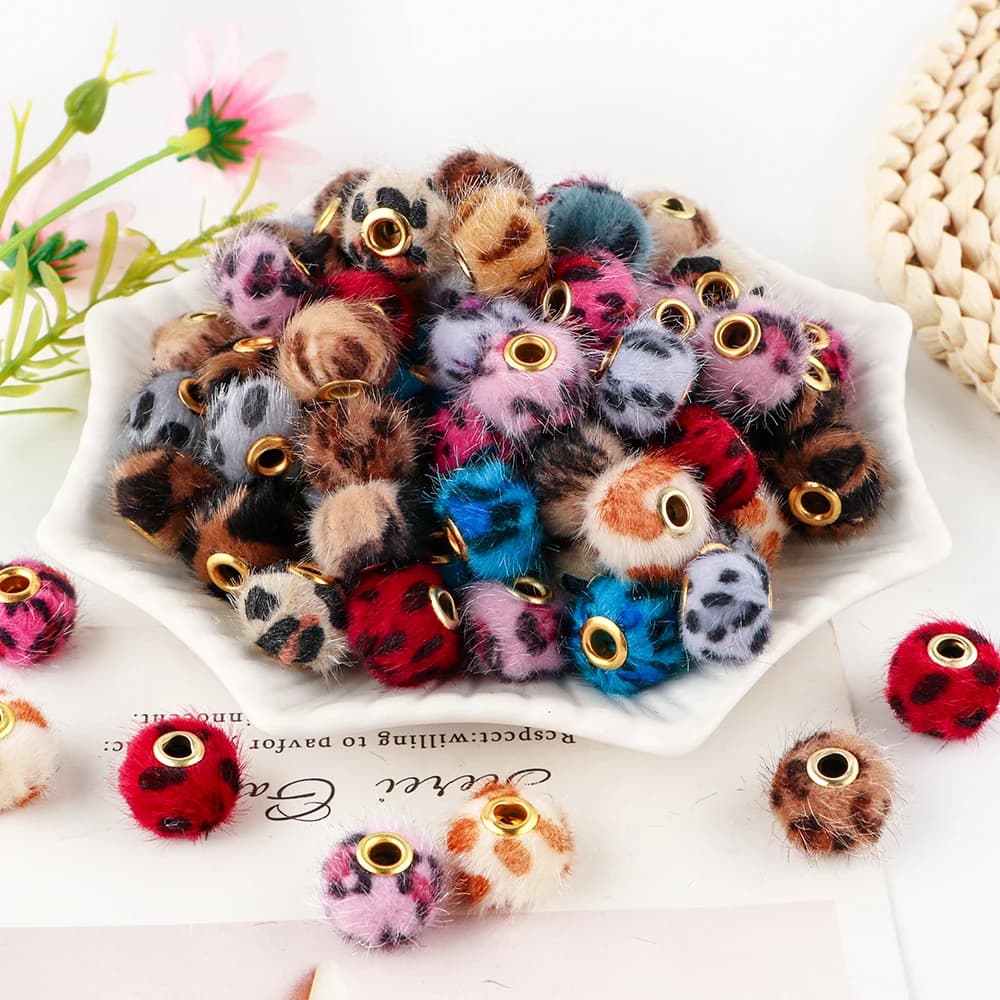 5 PZ 20mm Peluche Coperto di Pelliccia Della Stampa Del Leopardo Sfera Perline Foro Dritto Pendenti e Ciondoli FAI DA TE Pompon Collana Del Pendente Orecchini Per La Makin di Gioielli