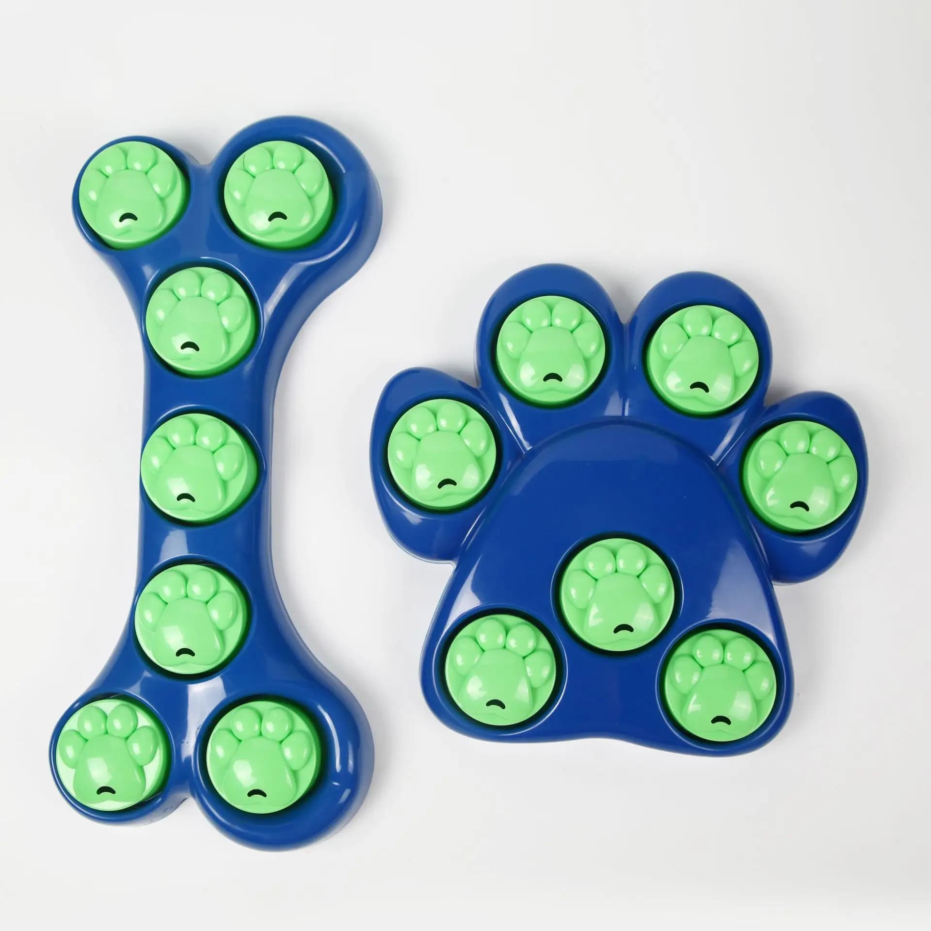 Giocattoli per alleviare l'ansia da separazione dei cani, dispenser di crocchette a forma di puzzle, ciotole anti-ingozzamento per l'alimentazione lenta e ciotole per nascondere il cibo per l'addestramento.