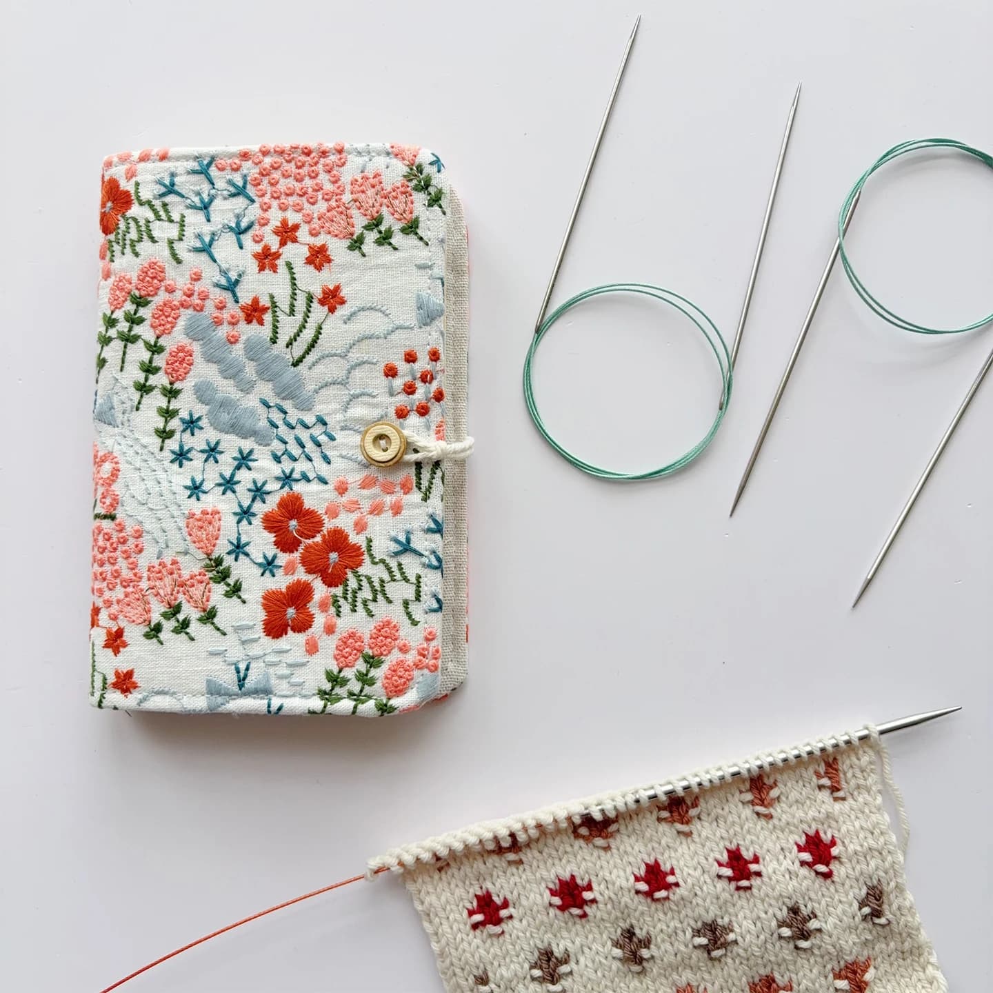 Durable Circular Needle Storage Case, Embroidery Box with 13 Cotton Fabric Organized Pockets, Ideal for Knitting Collection