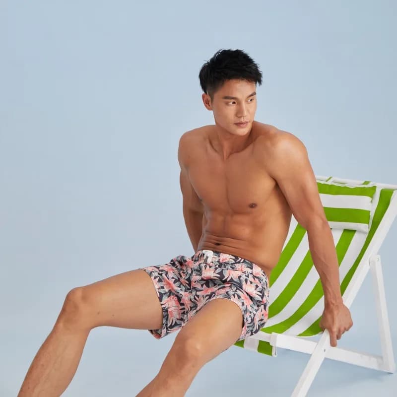 Nuovi pantaloni da spiaggia estivi da uomo, pantaloni da spiaggia stampati in poliestere con motivo giglio Pantaloncini da uomo casual XB 221301