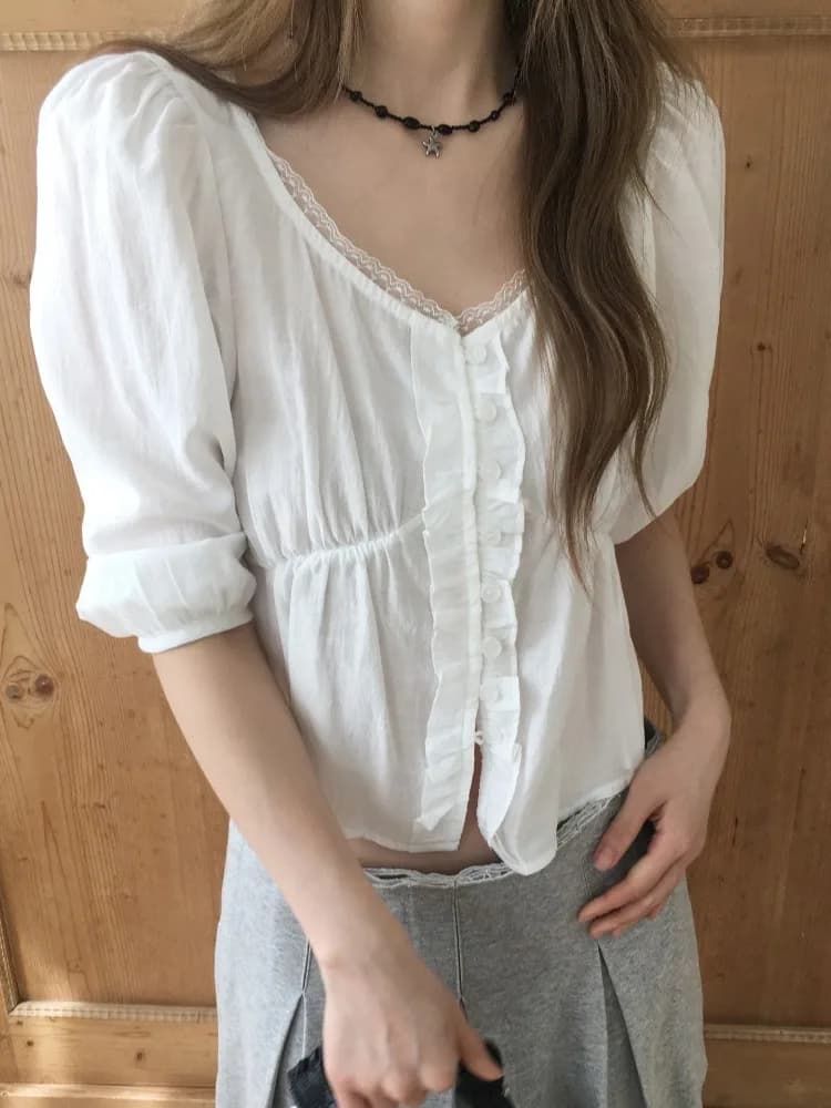 Camicetta Estiva Chic da Donna con Bordo in Pizzo, Maniche a Bolla, Bottone Singolo, Maniche Spaccate, Stile Coreano, Scollo a V, Bianca con Motivo Floreale