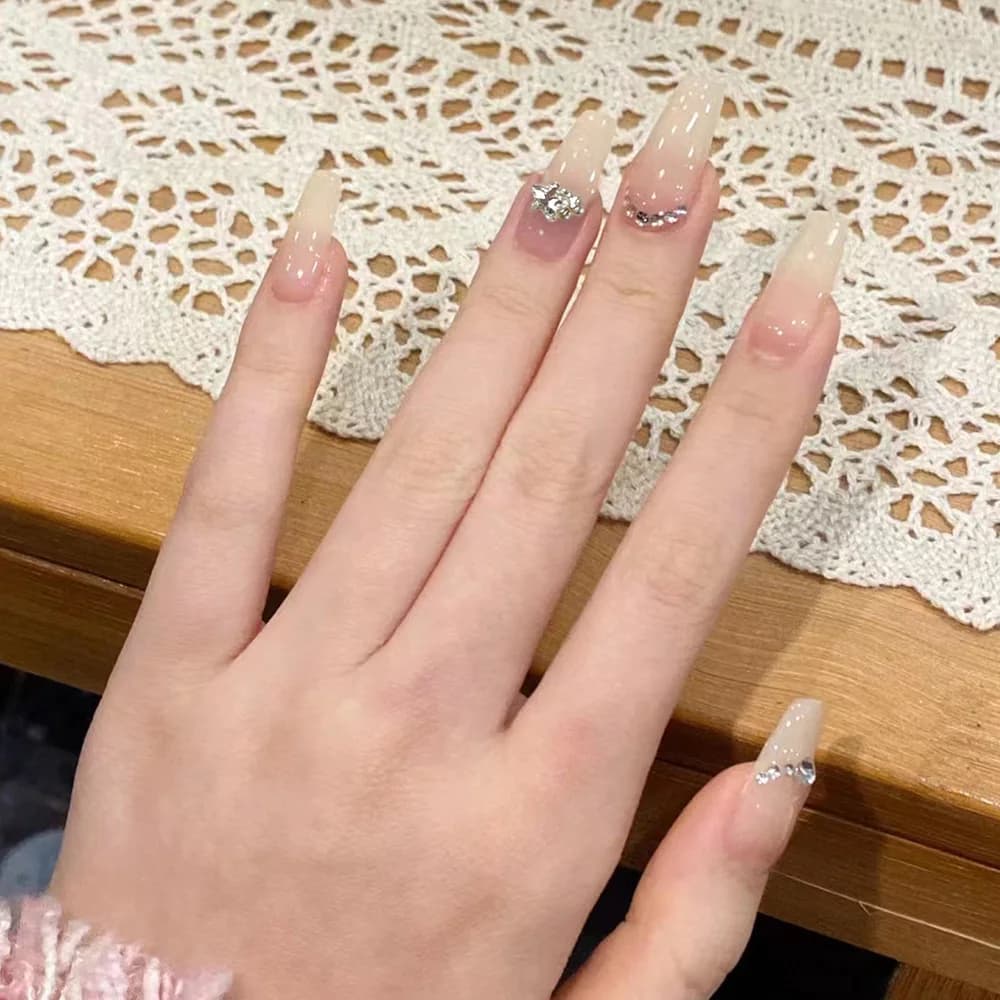 Nuova Collezione 2026: Nail Art Minimalista con Strass Sfumati - Stile Delicato ed Etereo