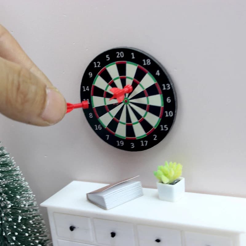 2 set di casa delle bambole in miniatura magnetica 2 freccette giocattoli sportivi set mini freccette set sportivo modello casa accessori per scene all'aperto