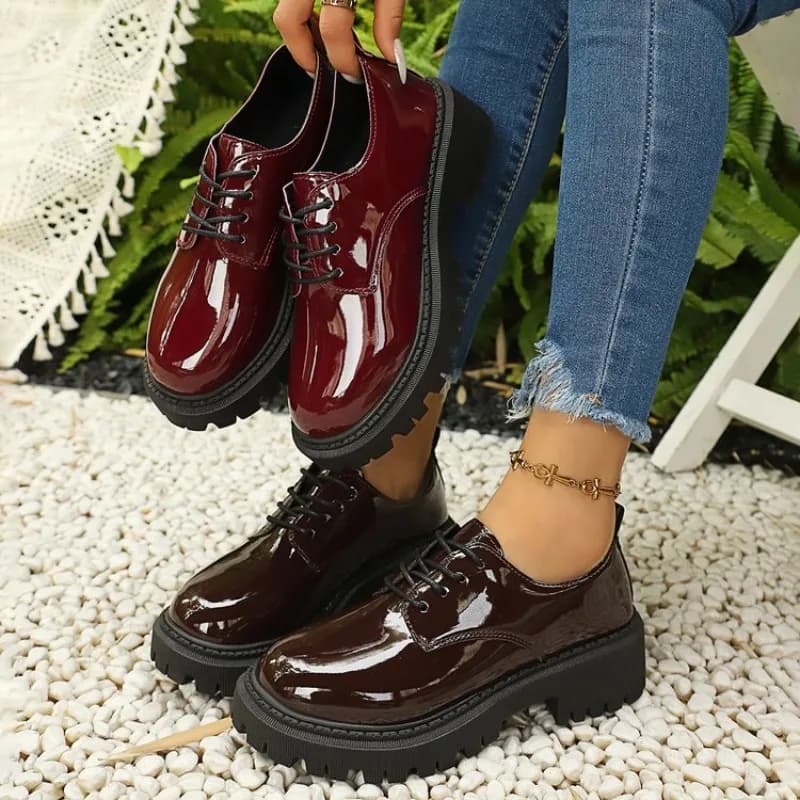 Scarpe Oxford da Donna Classiche con Punta Tonda, Tacco Medio e Plateau, Finitura Lucida Effetto Vernice, Allacciate, Suola con Tacchetti, Stile Derby Casual