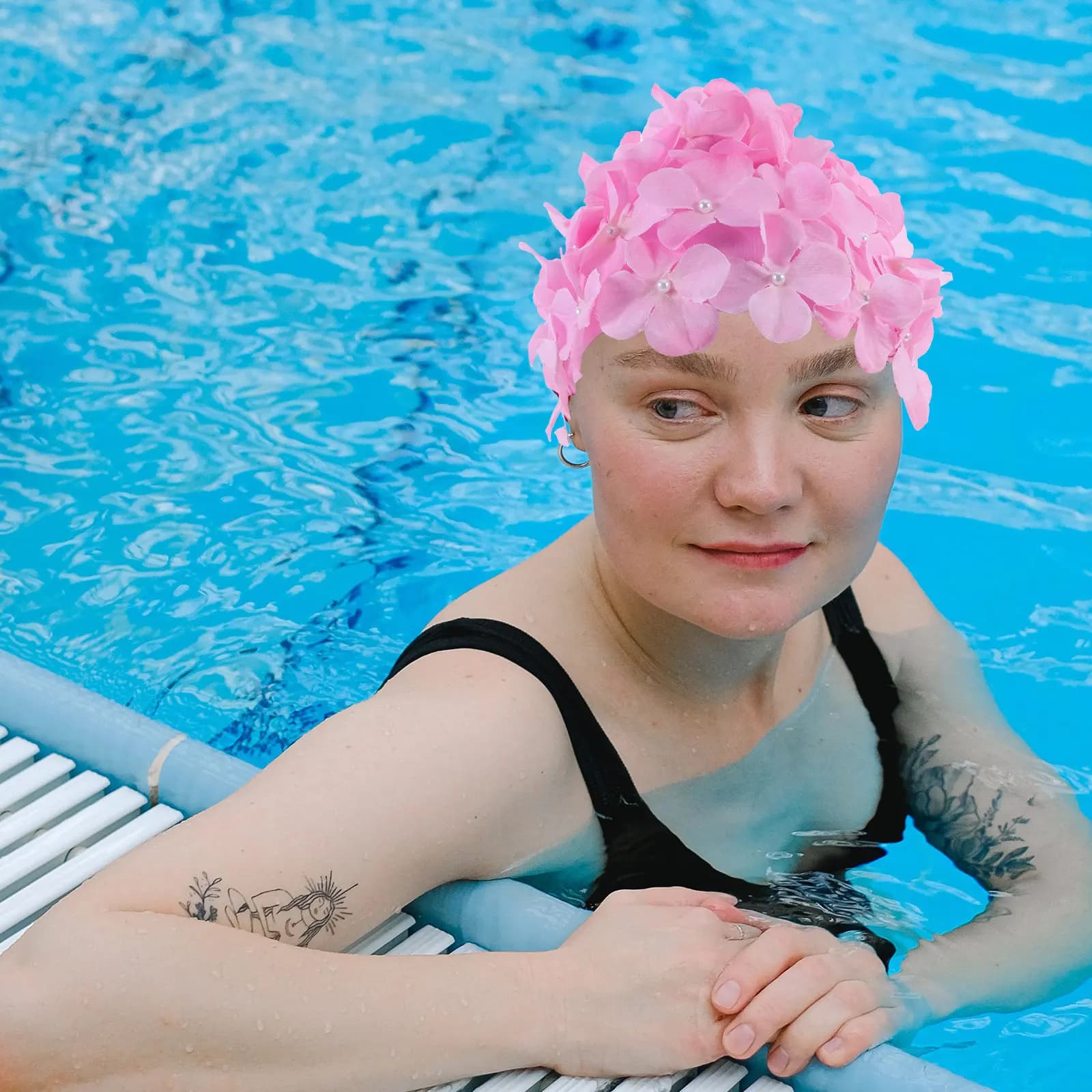 Cuffia da Nuoto Premium per Donne con Design a Petali 3D, Morbida e Confortevole, Antiscivolo, Riutilizzabile, Protezione Solare per Capelli e Orecchie