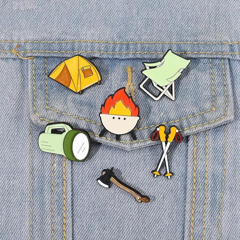 Go Camping Glazed Spilles Custom Tent Trekking Sticks Falò Electric Flashlight Spilles Lapel Distinctive Adventure Jewelry Gift for Friends