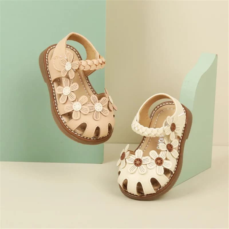 Nuove scarpe estive per bambina con graziosi intagli a forma di fiore, sandali da principessa per neonata con punta chiusa, sandali alla moda per bambini piccoli