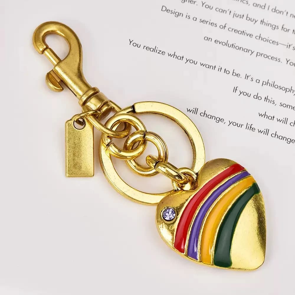 Nuova borsa a forma di cuore di pesca arcobaleno Ciondolo d'amore appeso Portachiavi con ciondolo in lega di grasso alla moda Borsa a cuore con una freccia Fibbia appesa