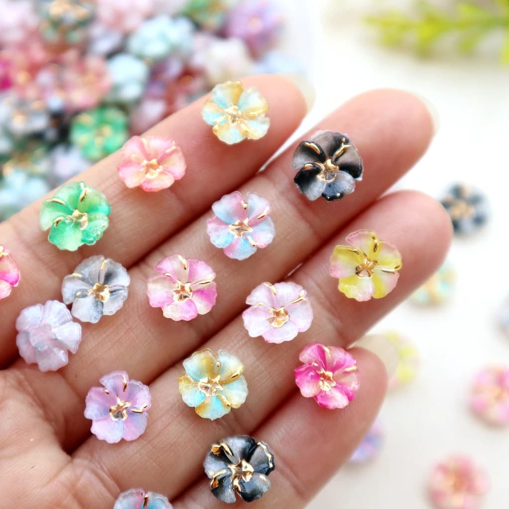 30 Pezzi Mini Cabochon in Resina a Forma di Fiore - Charms Iridescenti con Base Piatta - Per Scrapbooking, Creazione di Gioielli, Decorazione di Cover per Telefoni e Nail Art