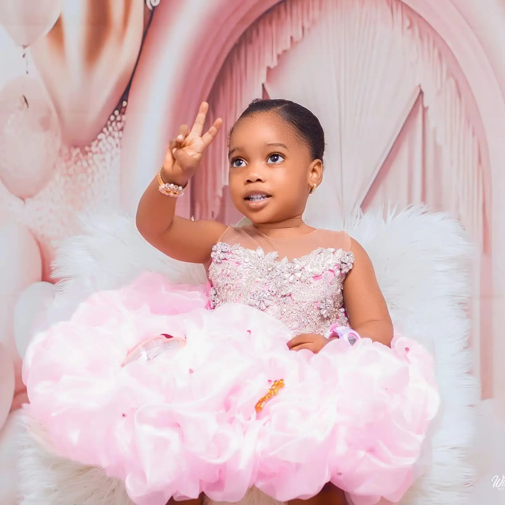 Abiti da compleanno per bambini rosa Abiti da ragazza di fiori con perline personalizzati con collo a illusione per abiti da ballo per neonate per feste di nozze