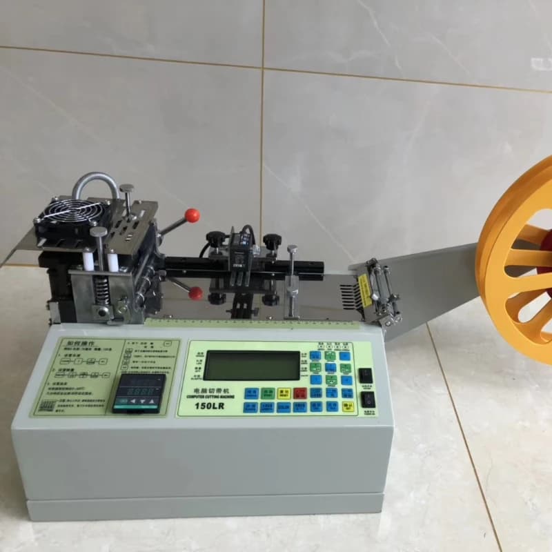 Macchina automatica per il taglio di nastri elastici, fettucce, nastro in velcro e tessuti, con taglio a caldo e a freddo.